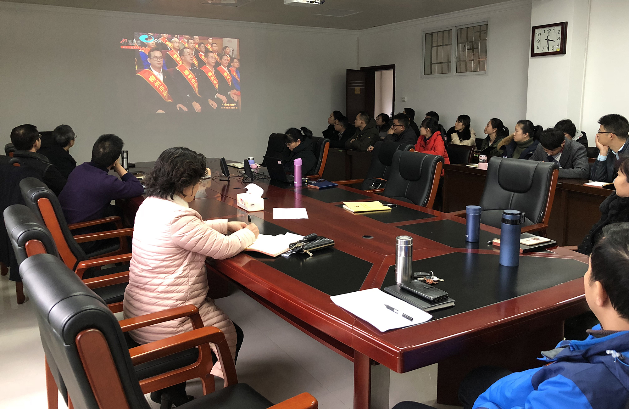 产业集团、资产经营公司组织集中收看报告会.jpg