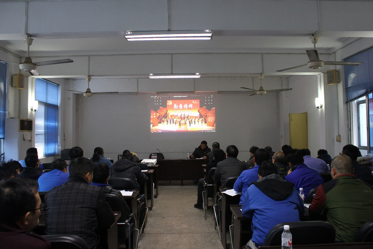 柳化控股公司组织集中收看报告会.jpg