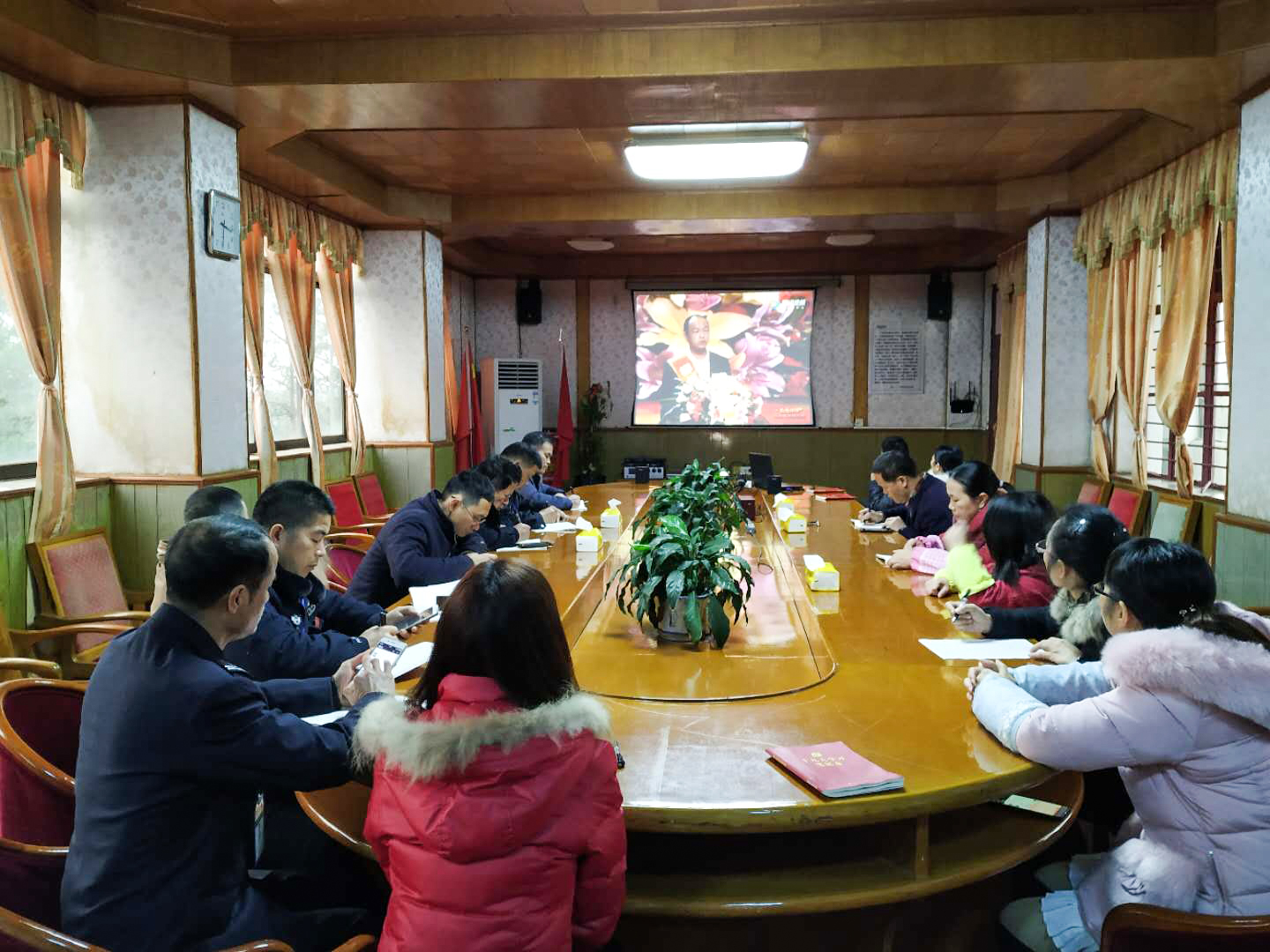 两面针公司组织集中收看报告会.jpg