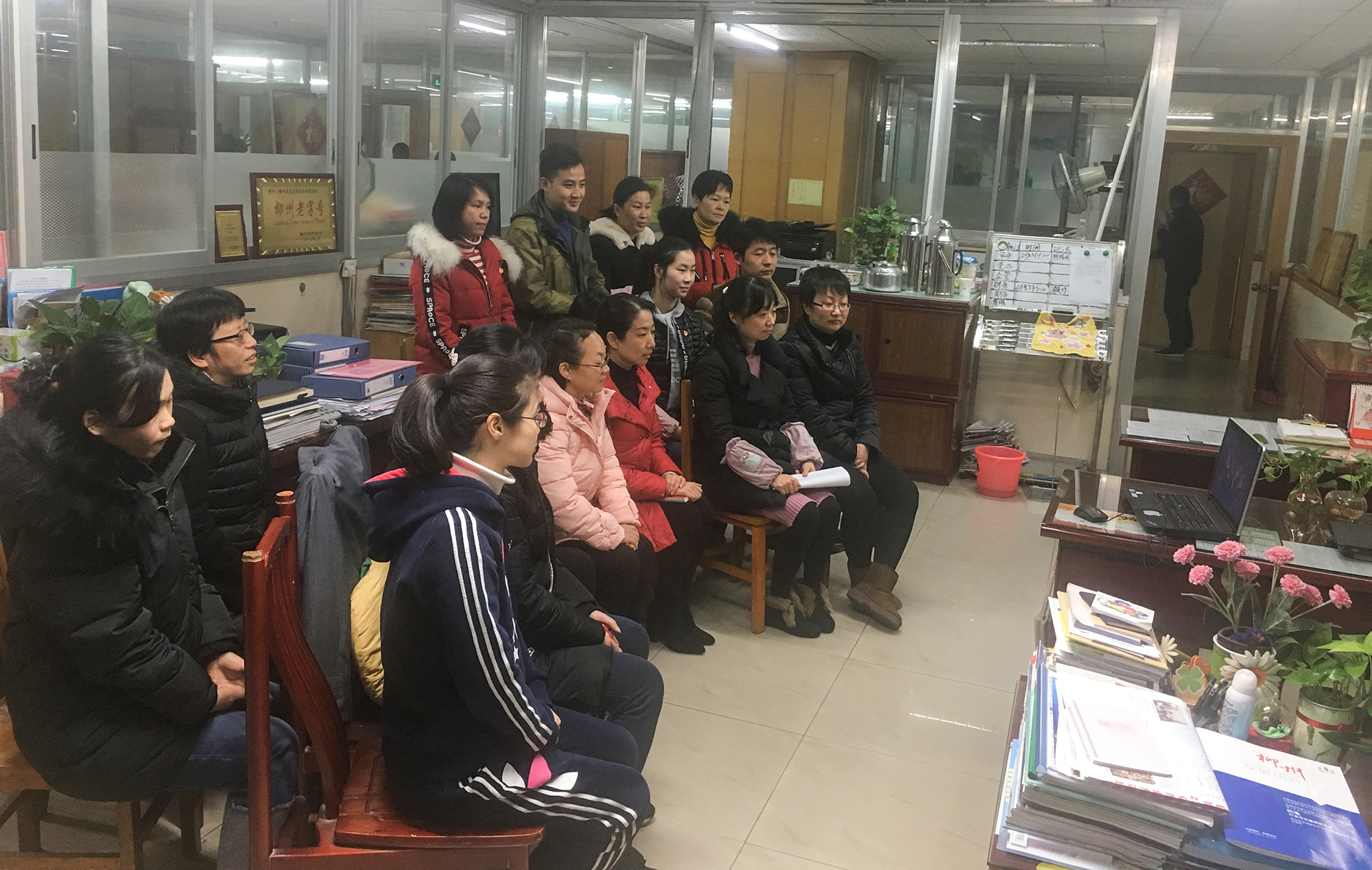 五星百货公司组织集中收看报告会.jpg