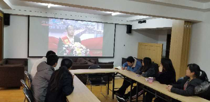 工贸公司组织集中收看报告会.jpg